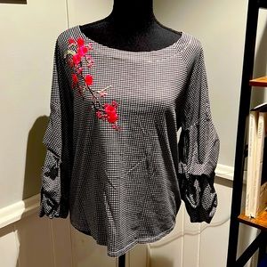 DJ & JuJu women’s ruffle sleeve blouse.